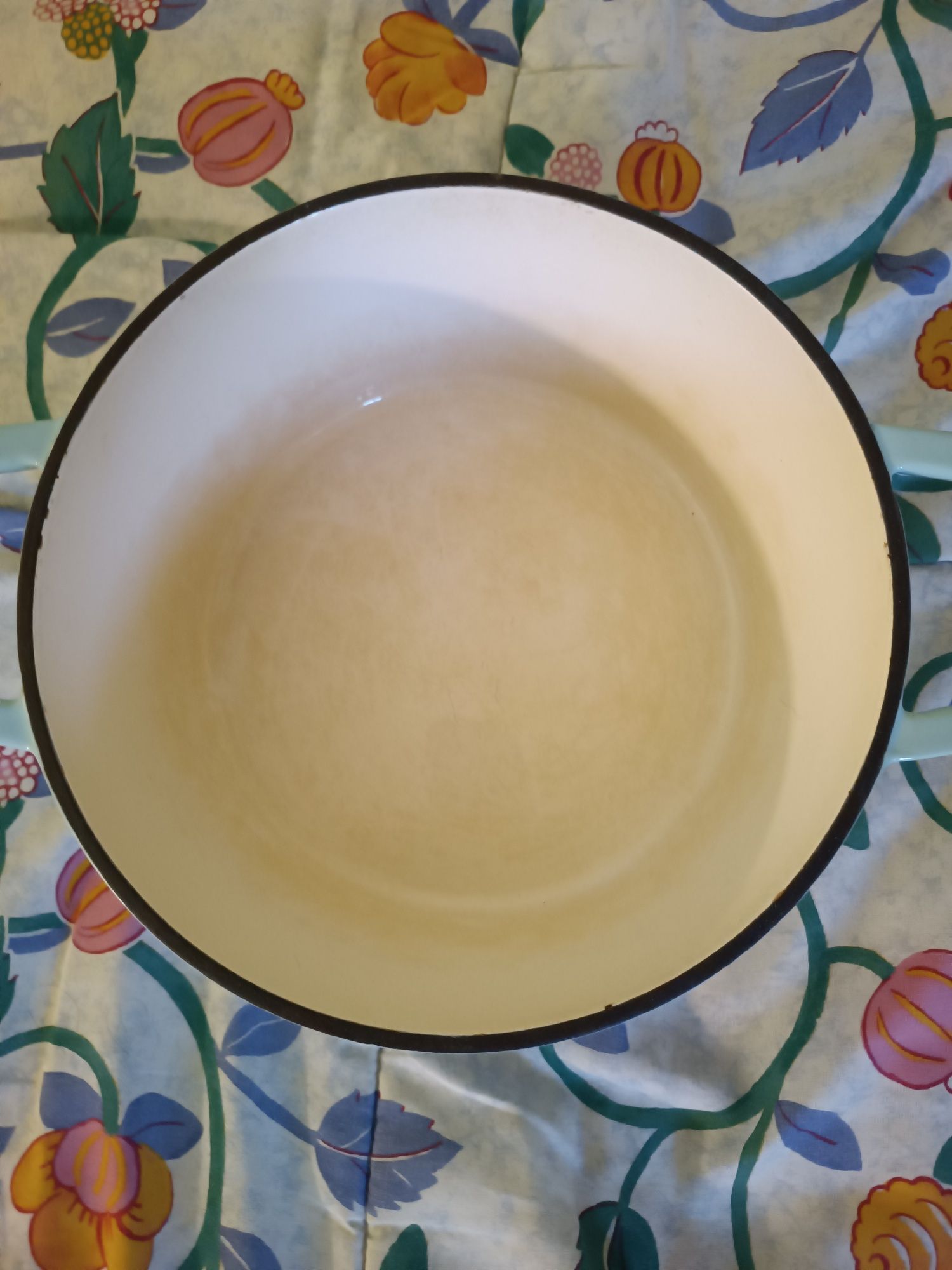 Máquina de café e panela de ferro fundido