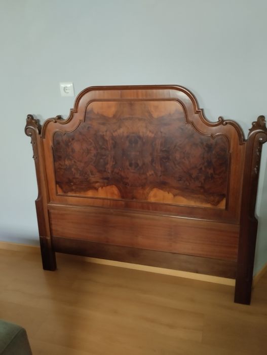 Cama de casal em bom estado
