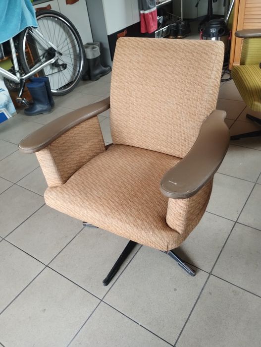 Fotel obrotowy materiałowy