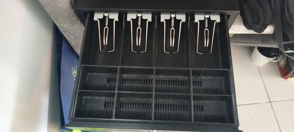 Caixa de dinheiro com cabo para computador