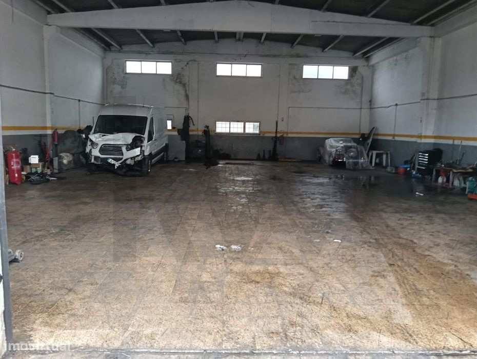 Armazém com 510m2 no centro de Mem Martins - Bairro São Carlos com ace