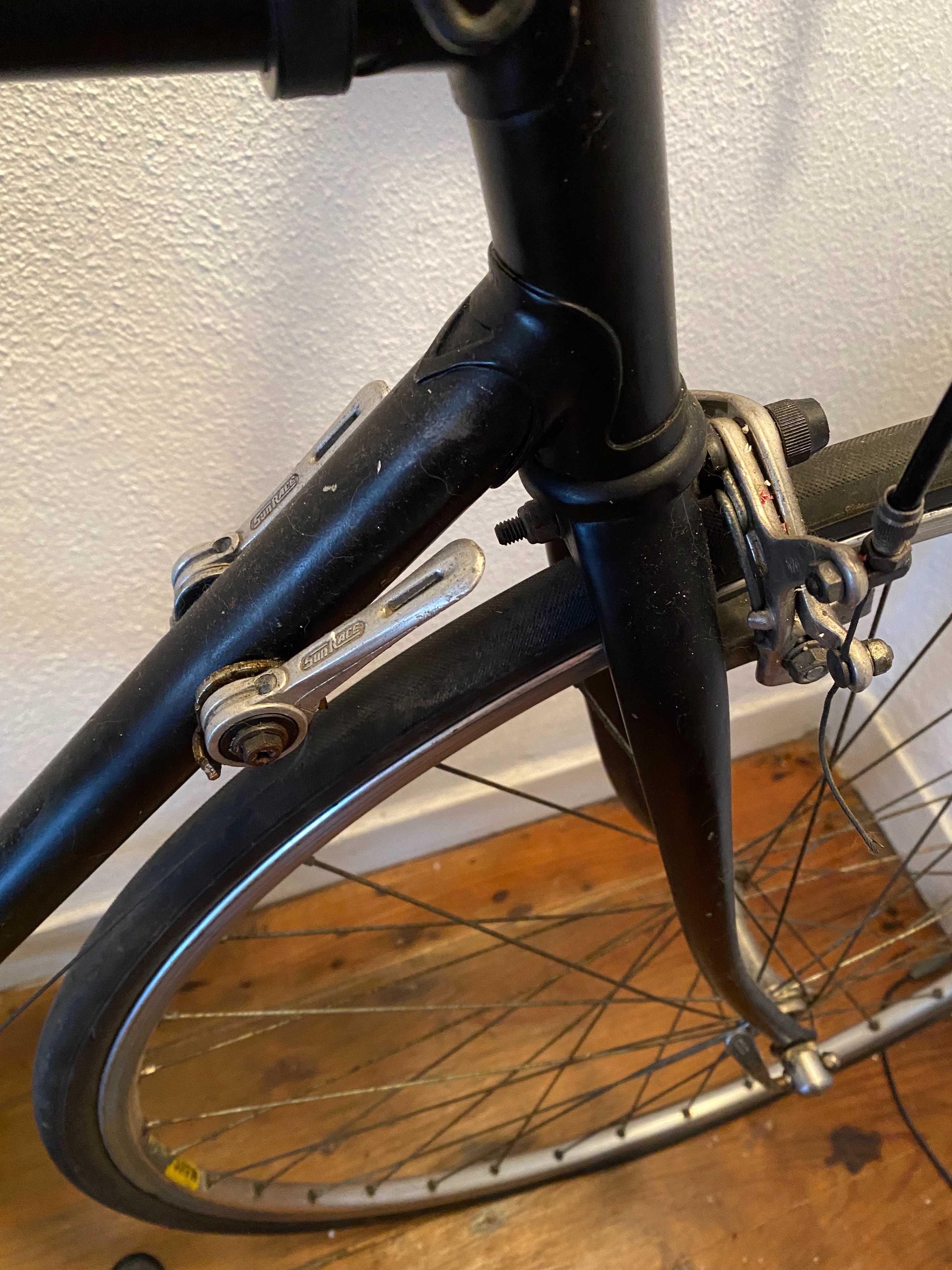 bicicleta corrida + bomba de ar de pé + cadeado Lock Force e capacete