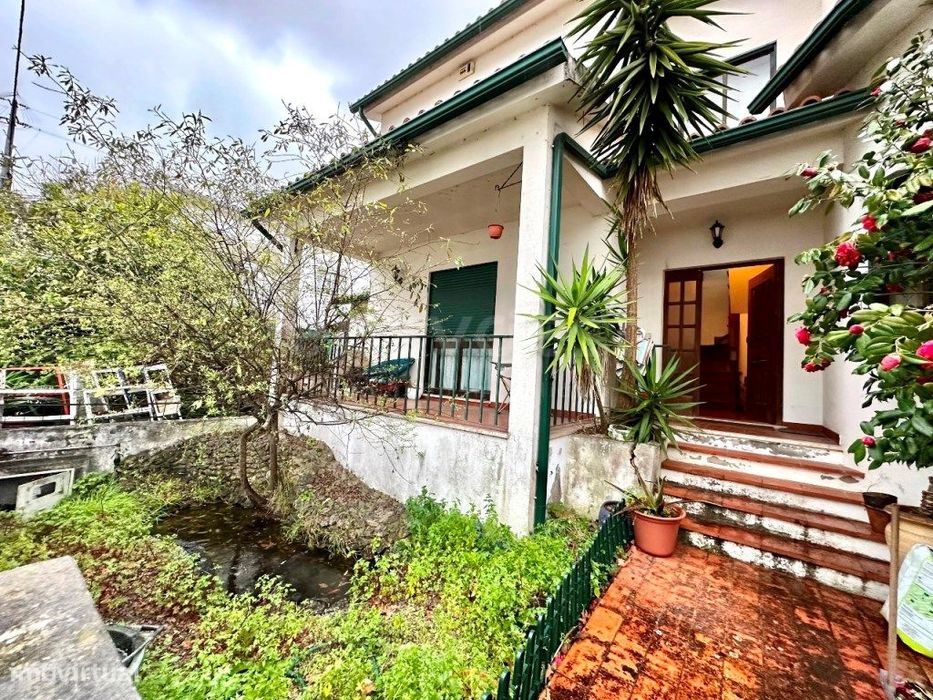 Moradia Espaçosa com 5 Quartos, Garagem, Jardim e Logradouro situad...