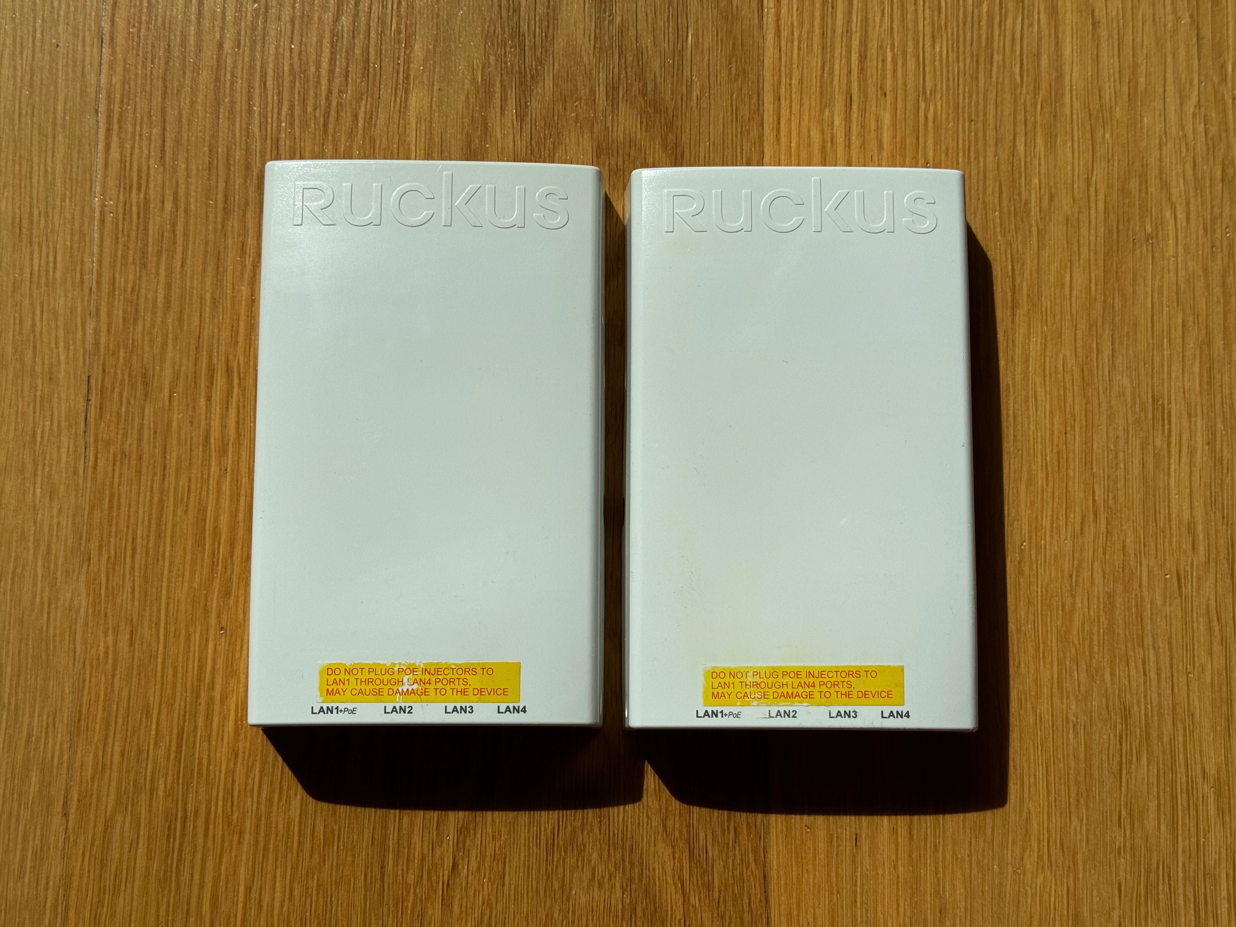 Точка доступу Ruckus H510 WiFi 5 та свіч з кріпленням на стіну