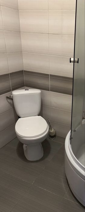 Продаю туалет у хорошому стані, вживаний, все справно, чистий.