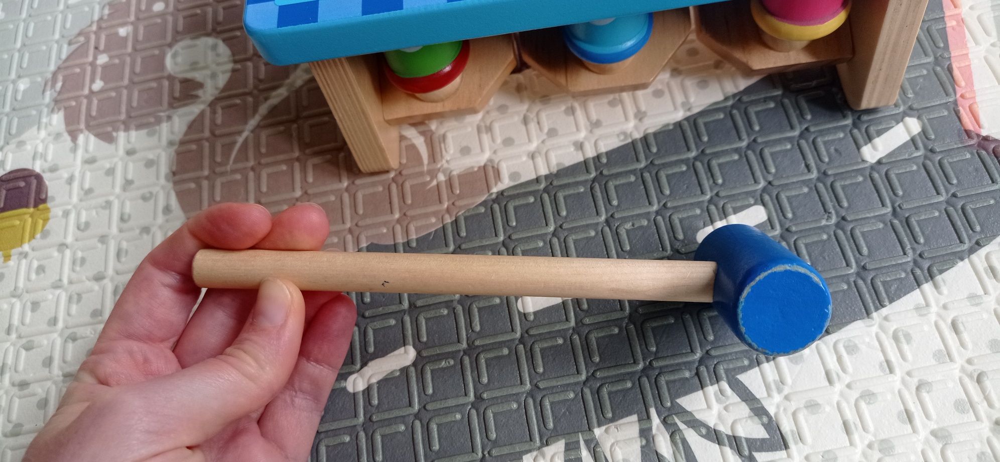 Przebijak przebijanka drewniana kolorowa Small Foot