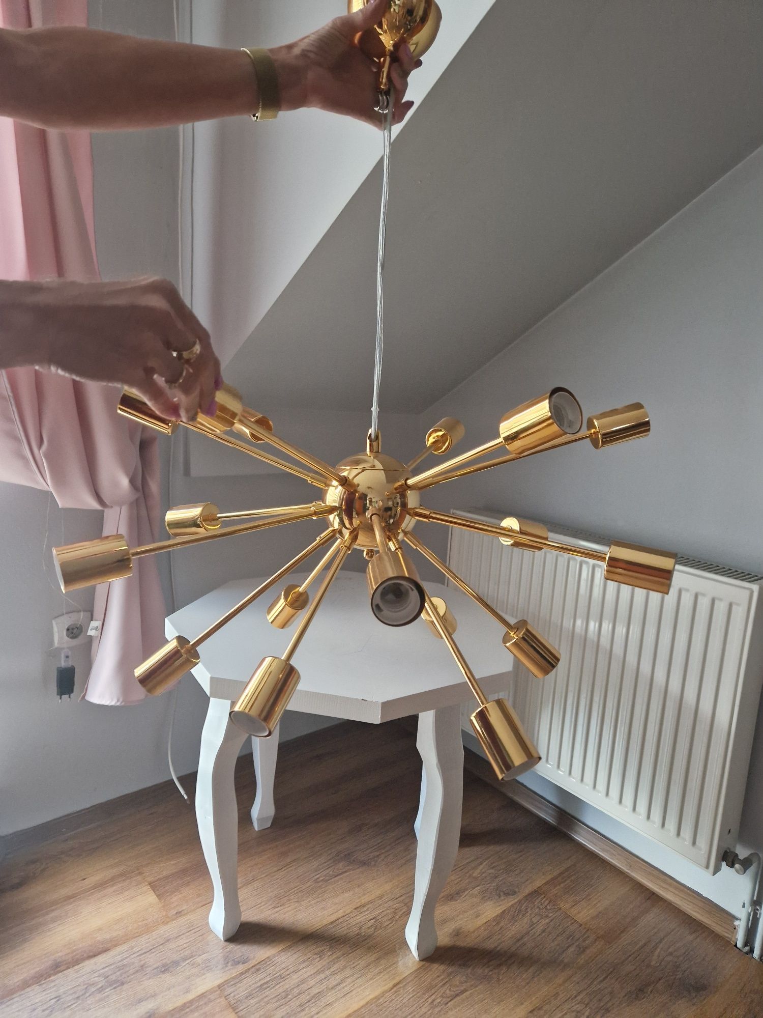 Złota lampa salonowa