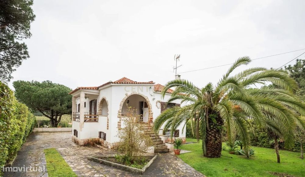 Moradia à Venda no Banzão, zona de Colares