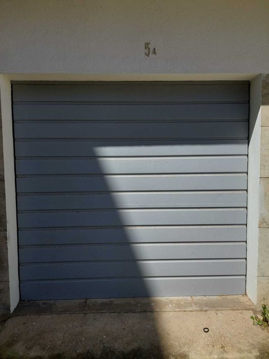 Garagem espaçosa em Linda-a-Velha