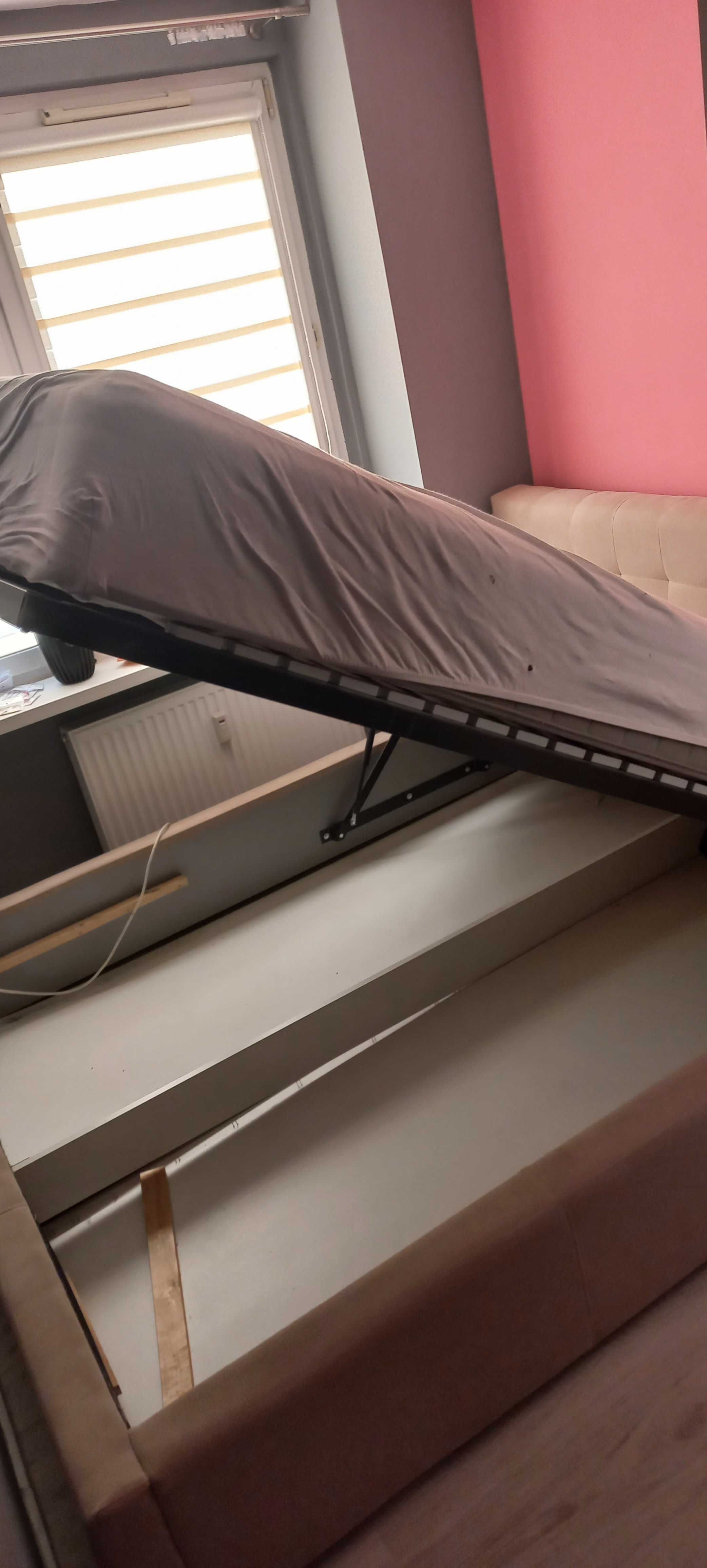 łóżko z materacem