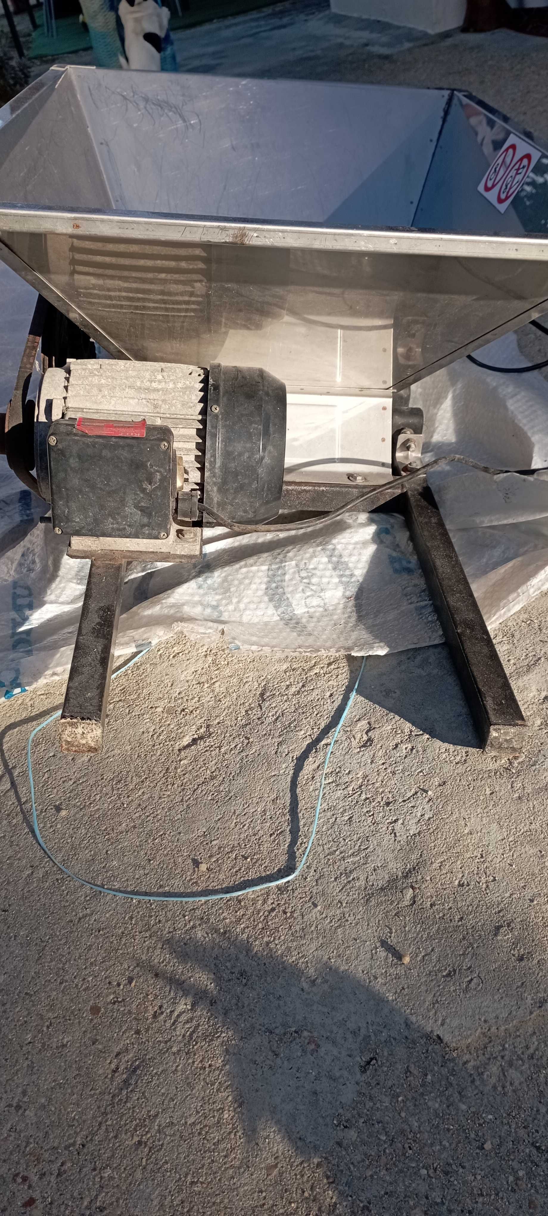 Esmagador de uvas eléctrico
