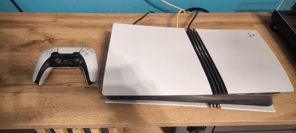 Sprzedam konsole PlayStation ps5 pro 2tb + 2 pady