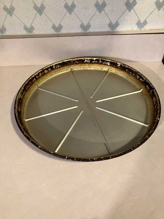 A forma original de pizza grande de 35 cm da Pizza Hut, com orifícios