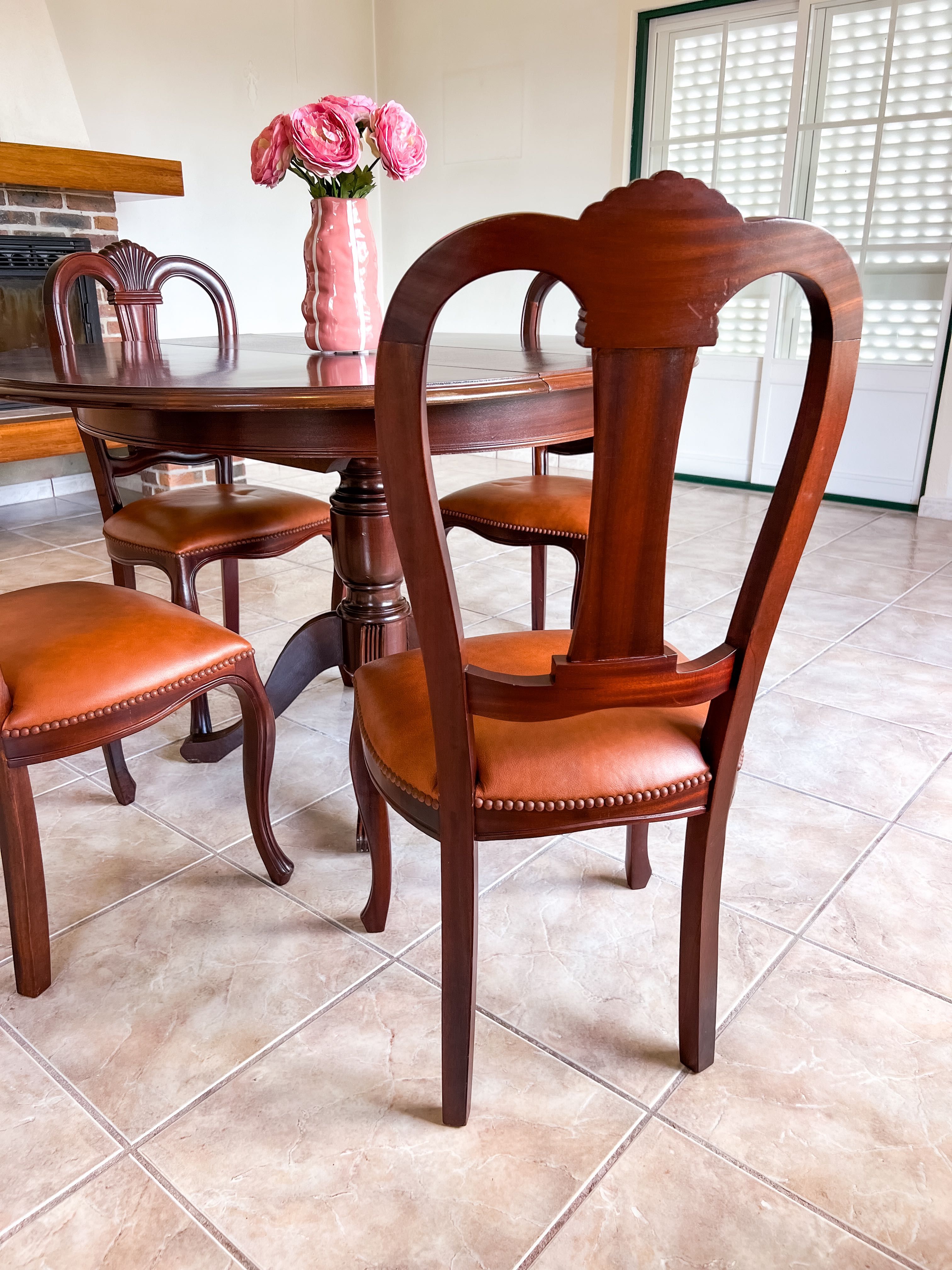 Cadeiras de jantar em pele e madeira maciça (entrega gratuita)