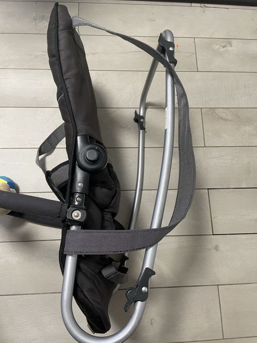 Дитяча лежанка в хорошому стані