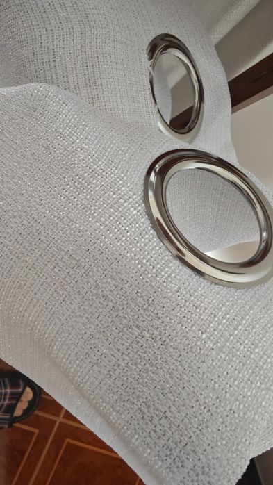 Cortinas semi-opacas brancas e metalizadas