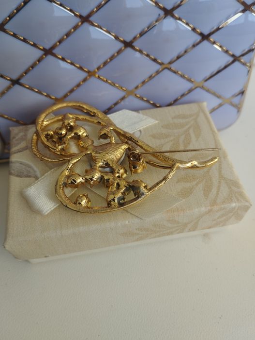 Брошь - новая, бижутерия