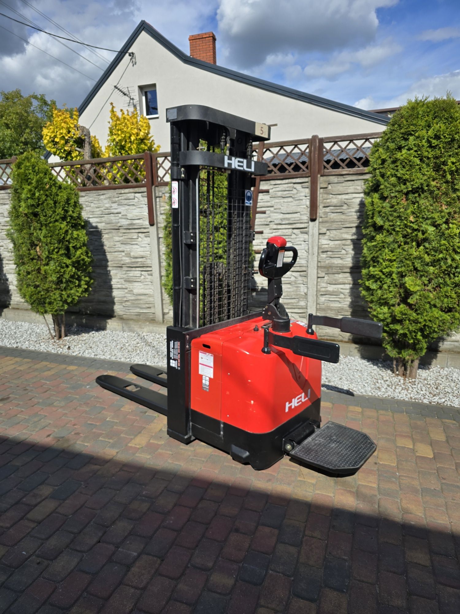 Wózek paletowy masztowy elektryczny triplex UDT Heli 2019r 1.6t widlak