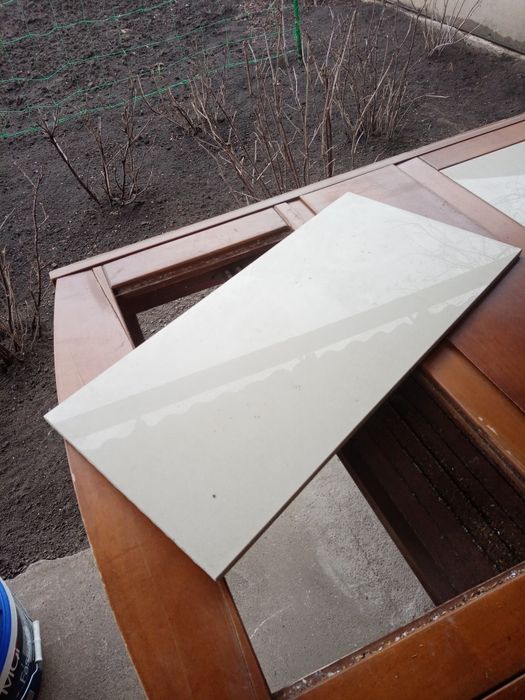 Стол раздвижной с двумя плитка и сверху у