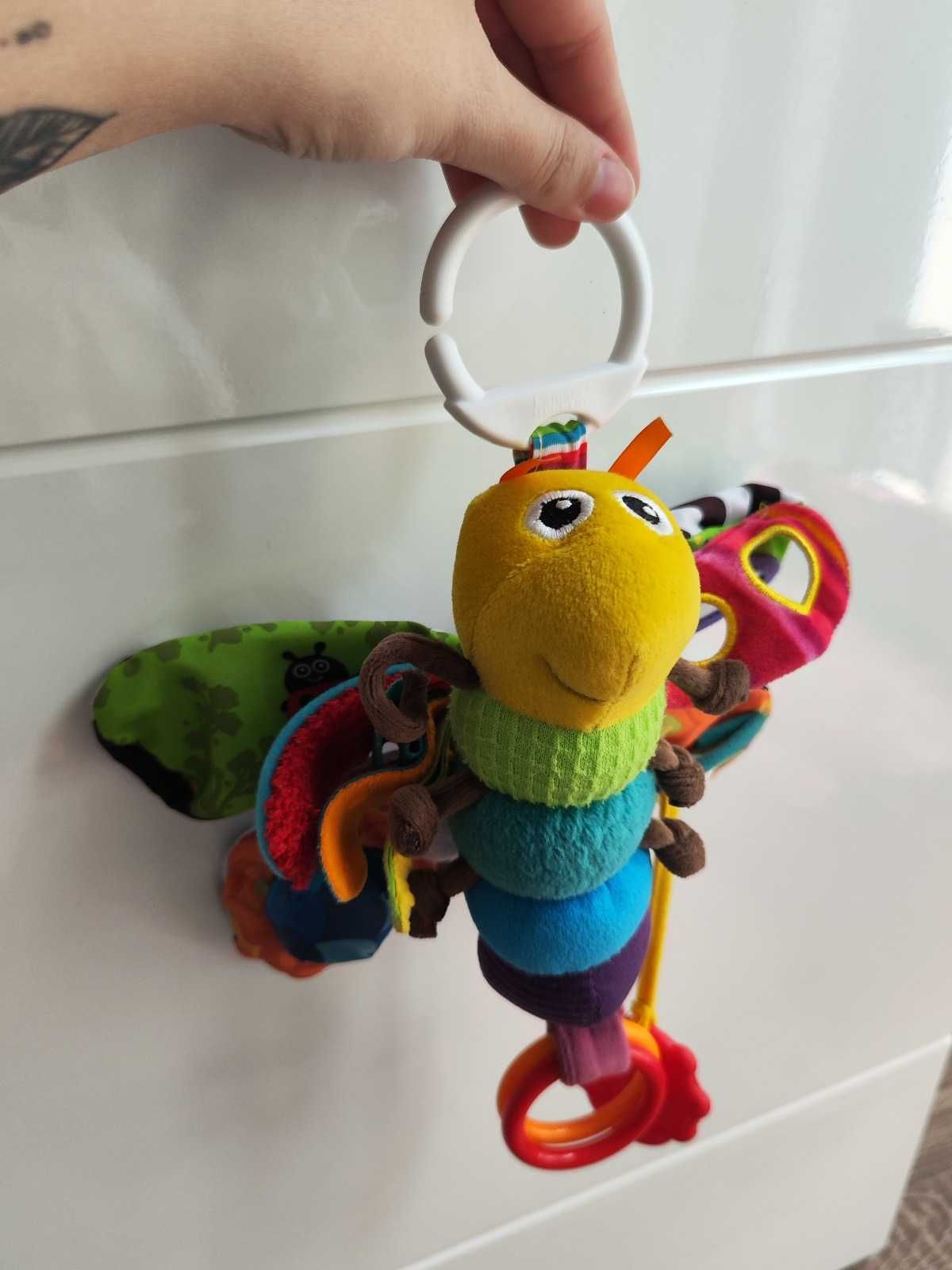TOMY LAMAZE Robaczek świętojański Freddie do wózka zabawka sensoryczna