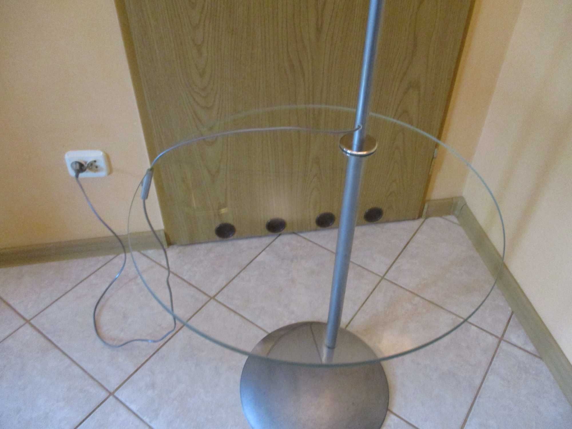 Lampa  stojąca ze szklaną okrągłą półką.