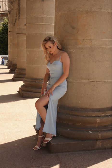 Сукня голуба з розрізом