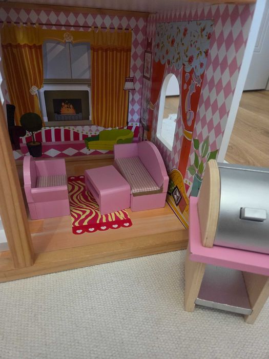 Duży drewniany domek dla lalek