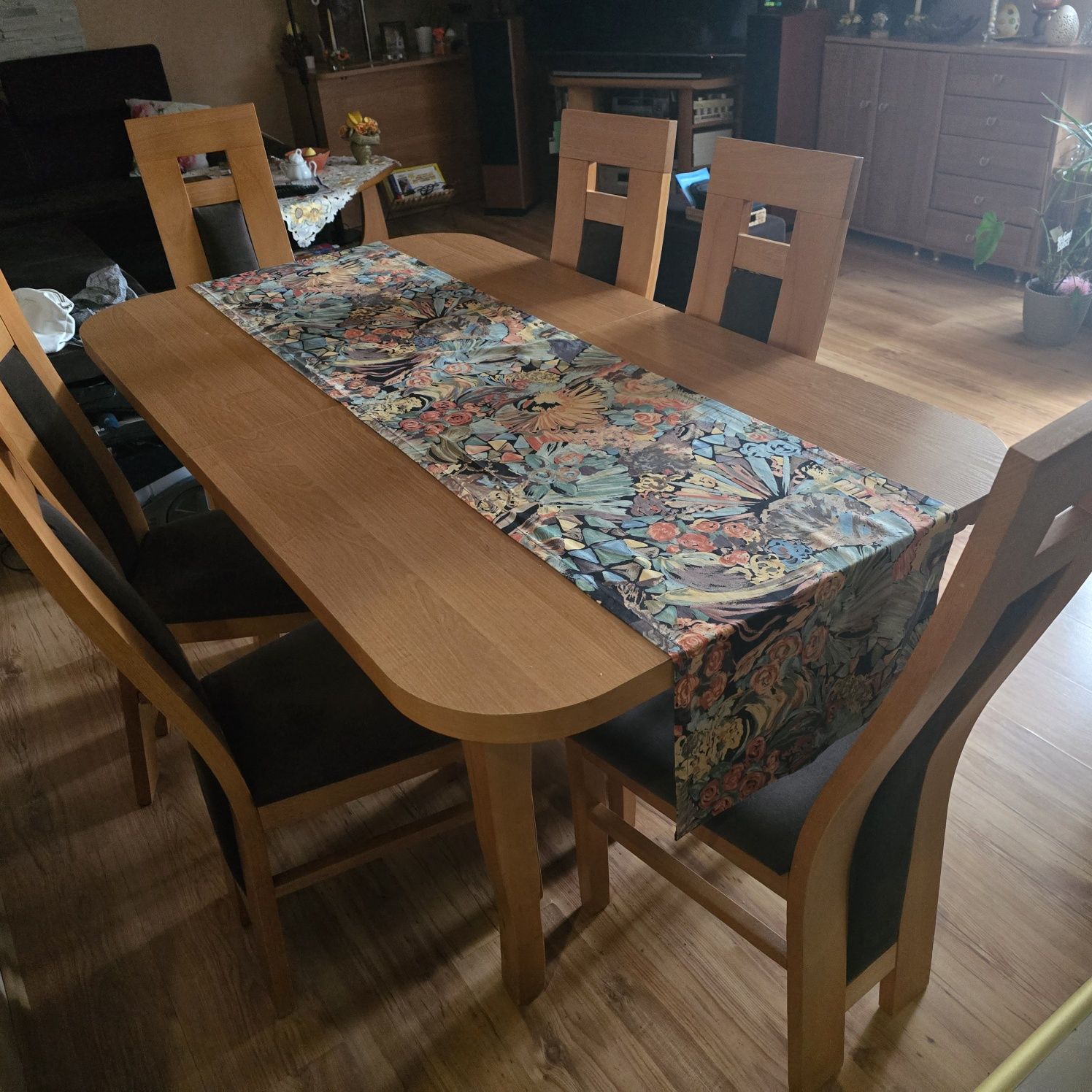 Stół do salonu plus 6 krzeseł