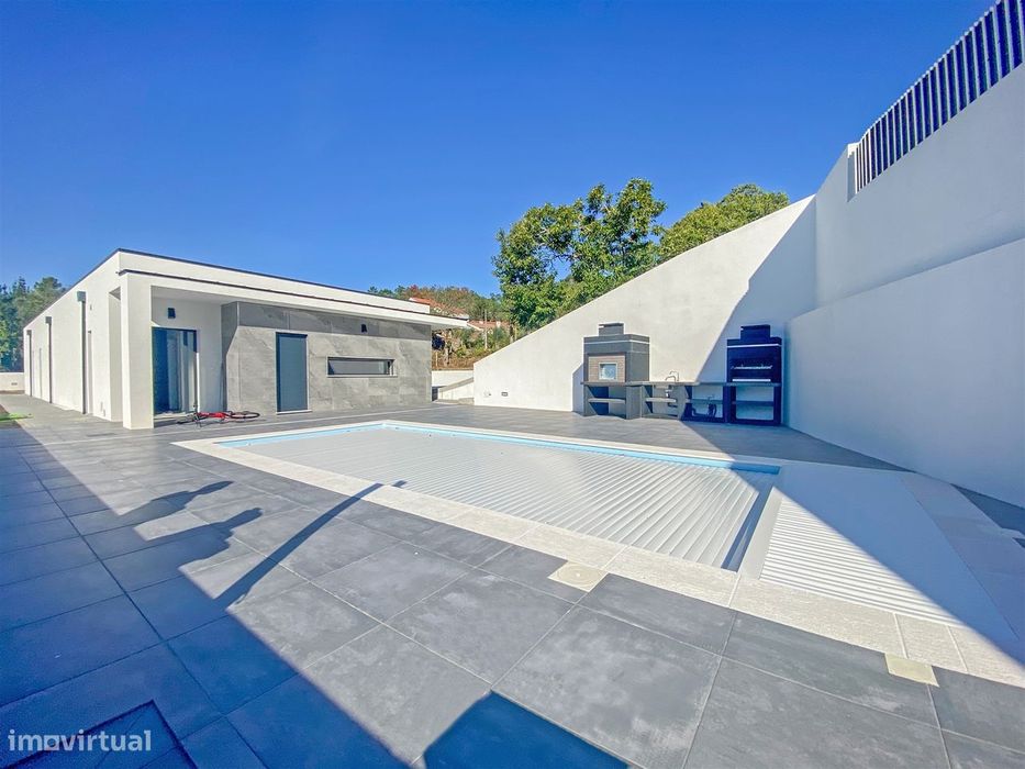 Moradia Isolada T3 à venda Moderna com Piscina aquecida e Churrasqueir