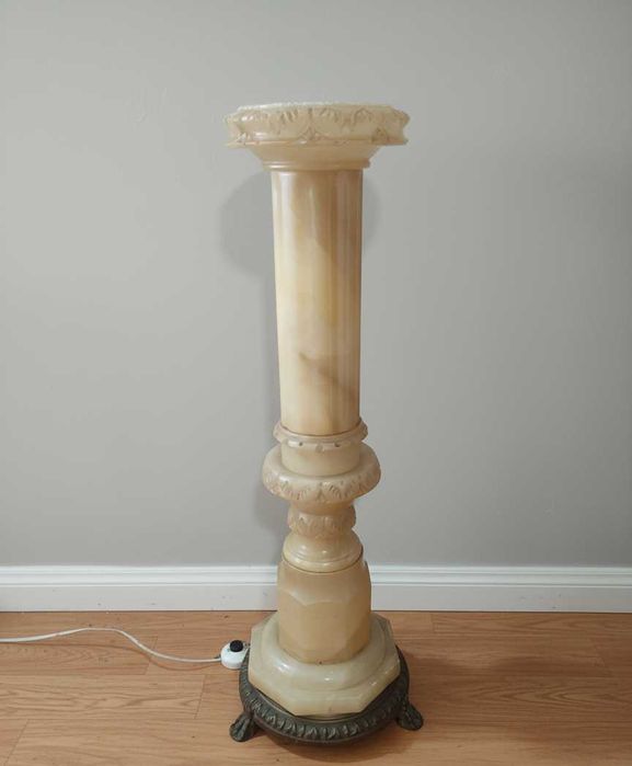 Coluna decorativa em pedra alabastro eletrificada