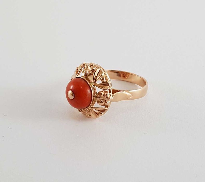Złoty pierścionek z koralem w typie Imago Artis po 1963 roku - Kraków