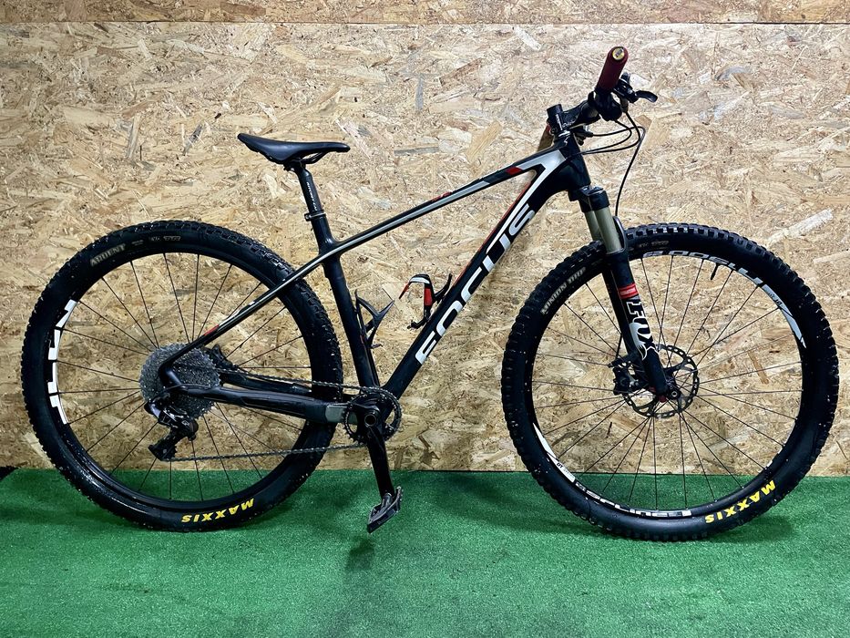 Bicicleta FOCUS Raven carbono roda 29