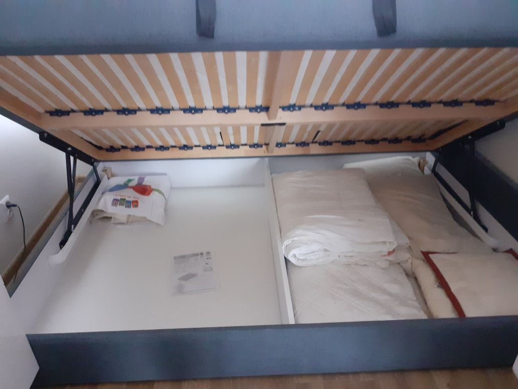 Łóżko z materacem 140x200- sprzedam
