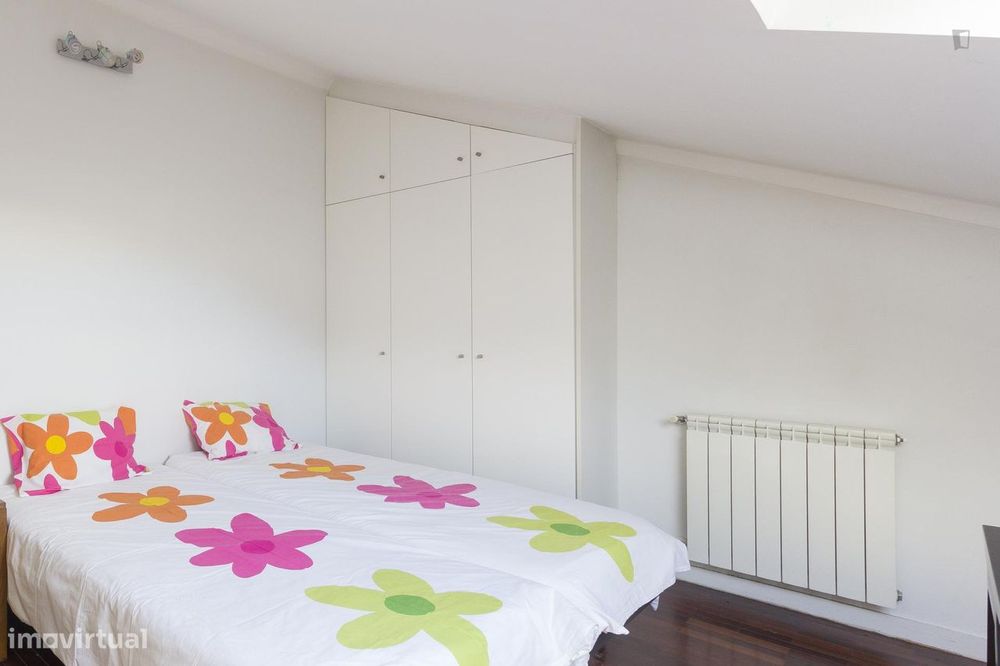 8004 - Twin room in 6 rooms apartment and 3...