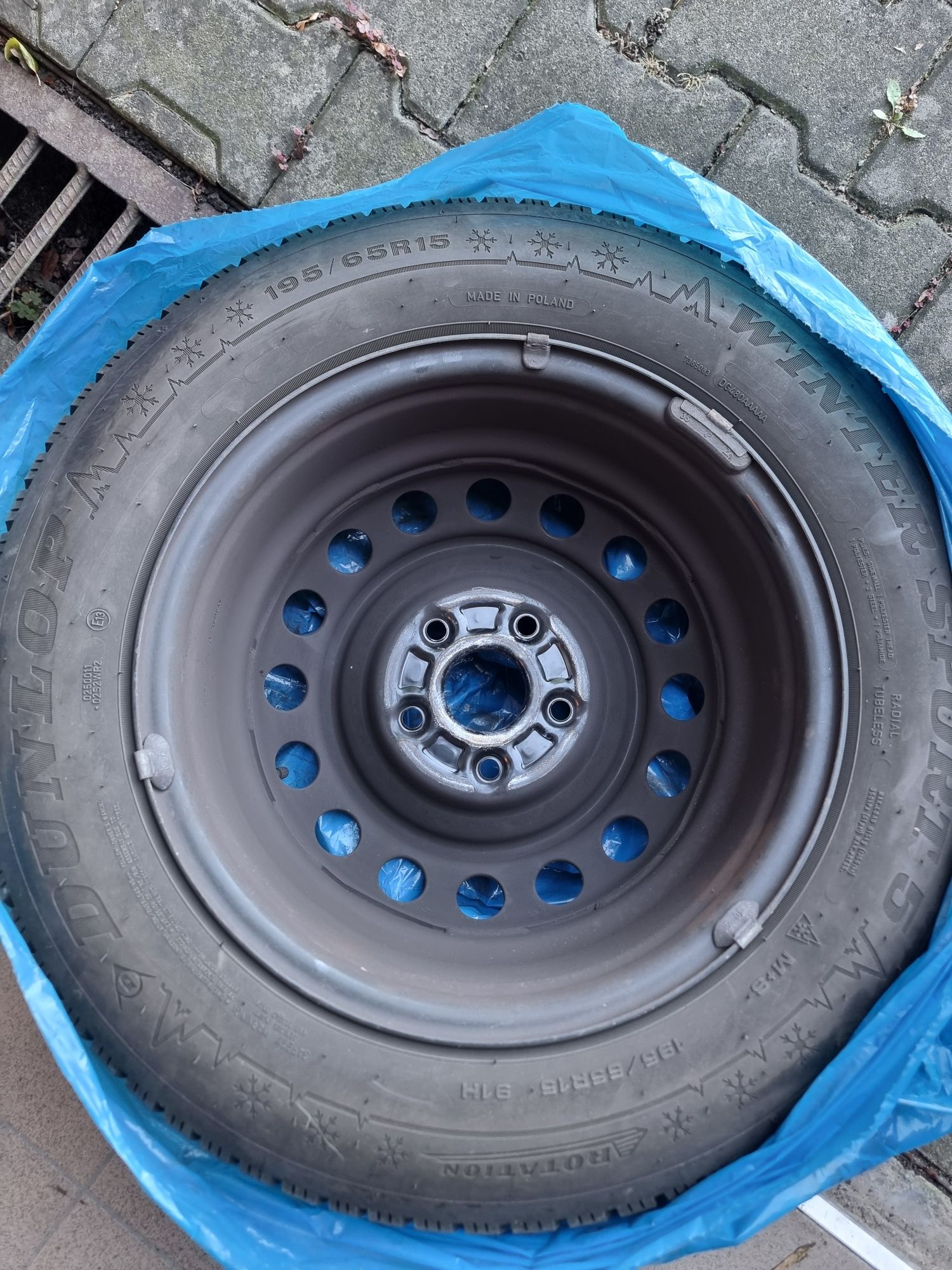 Opony zimowe firmy DUNLOP 195/65R15 z felgami stalowymi  stan bdb