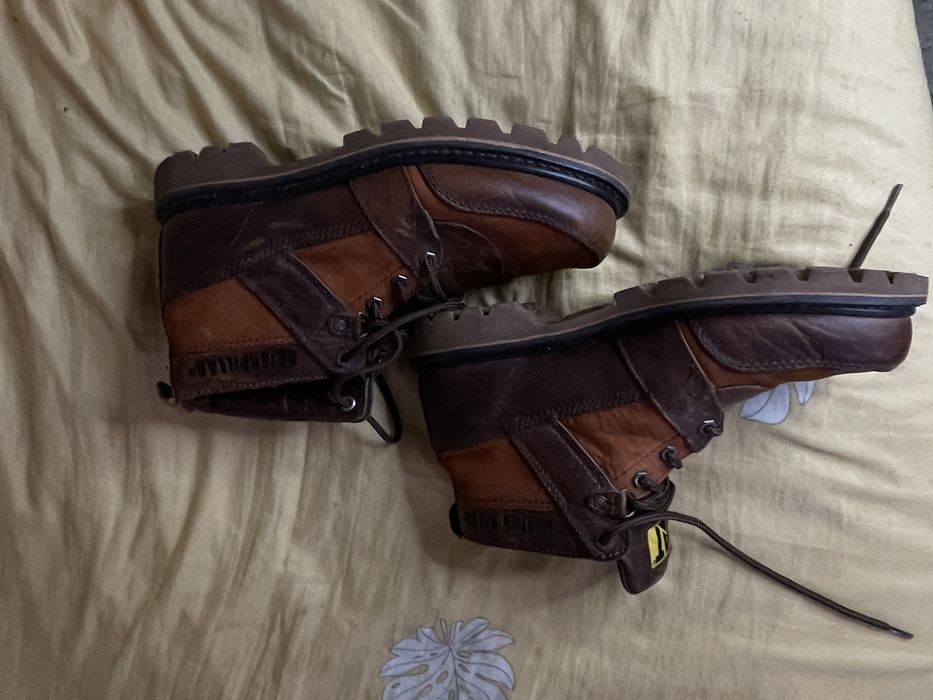 САТ (Caterpillar) - натуральна шкірв