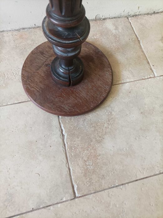 Drewniany stary kwietnik kolumna do renowacji