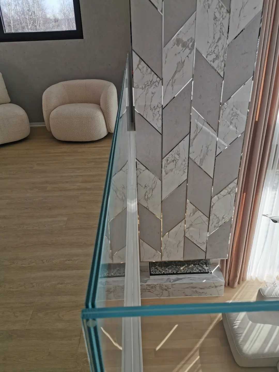 Szklane balustrady samonośne w systemie bezsłupkowym