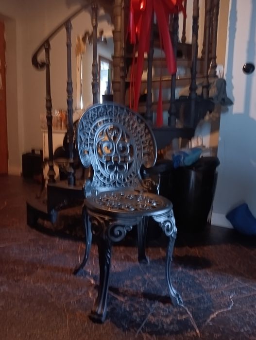 Krzesło żeliwne czarne cena za 1 sztukę posiadamy 2 sztuki