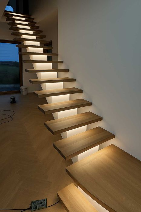 Schody metalowe na belce centralnej