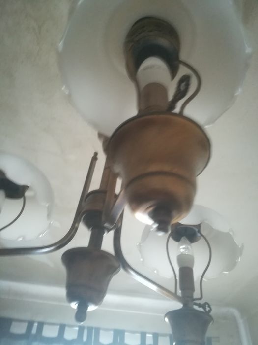 Candeeiro em latão teto 3 lâmpadas com chapéus em louça