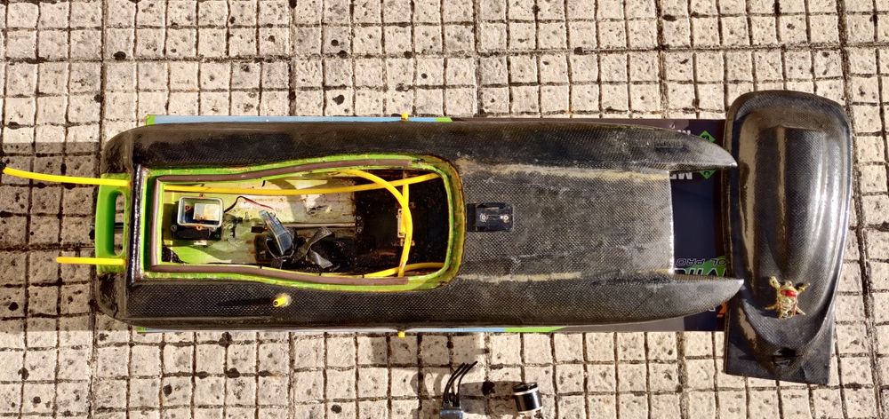 Barco RC (radio control) Atomic SR85 só o casco +hardware e servo