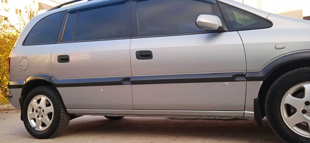 Мінівен Opel Zafira 2.00 л дизель 7 місць,