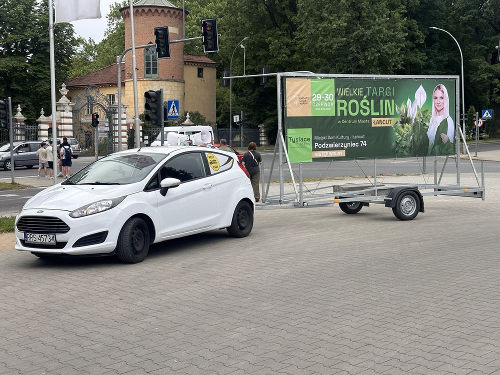 Przyczepka reklamowa wynajem reklama stacjonarna mobilna