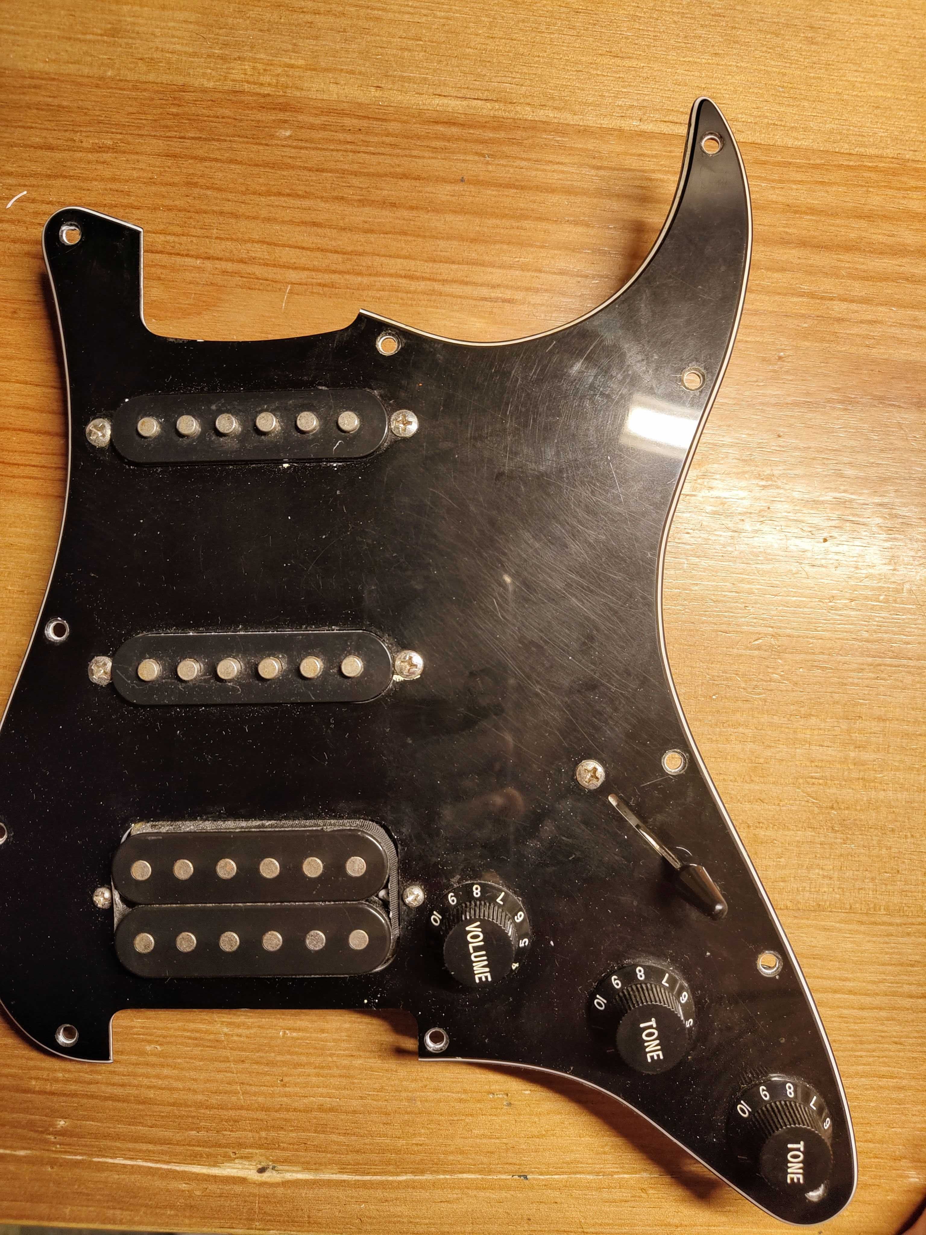 Guitarra elétrica squier com pickguard modificado