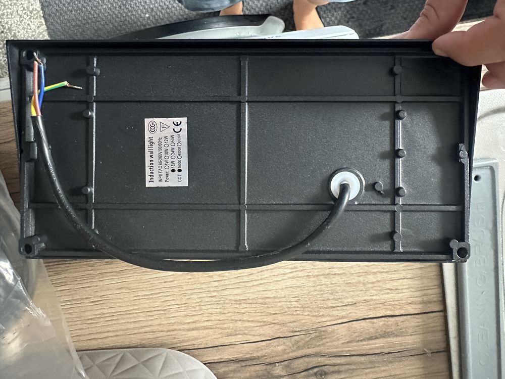 Lampa zewnetrzna z czujnikiem swiatla ruchu