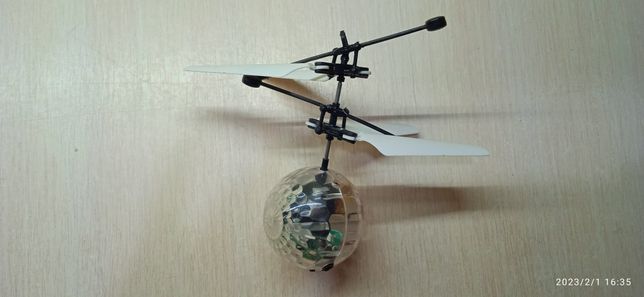 Вертолет, игрушка с датчиком движения.