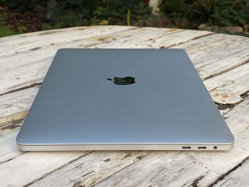 Ноутбук Apple MacBook Pro 13 2016 рік i7 8GB 256GB SSD.
