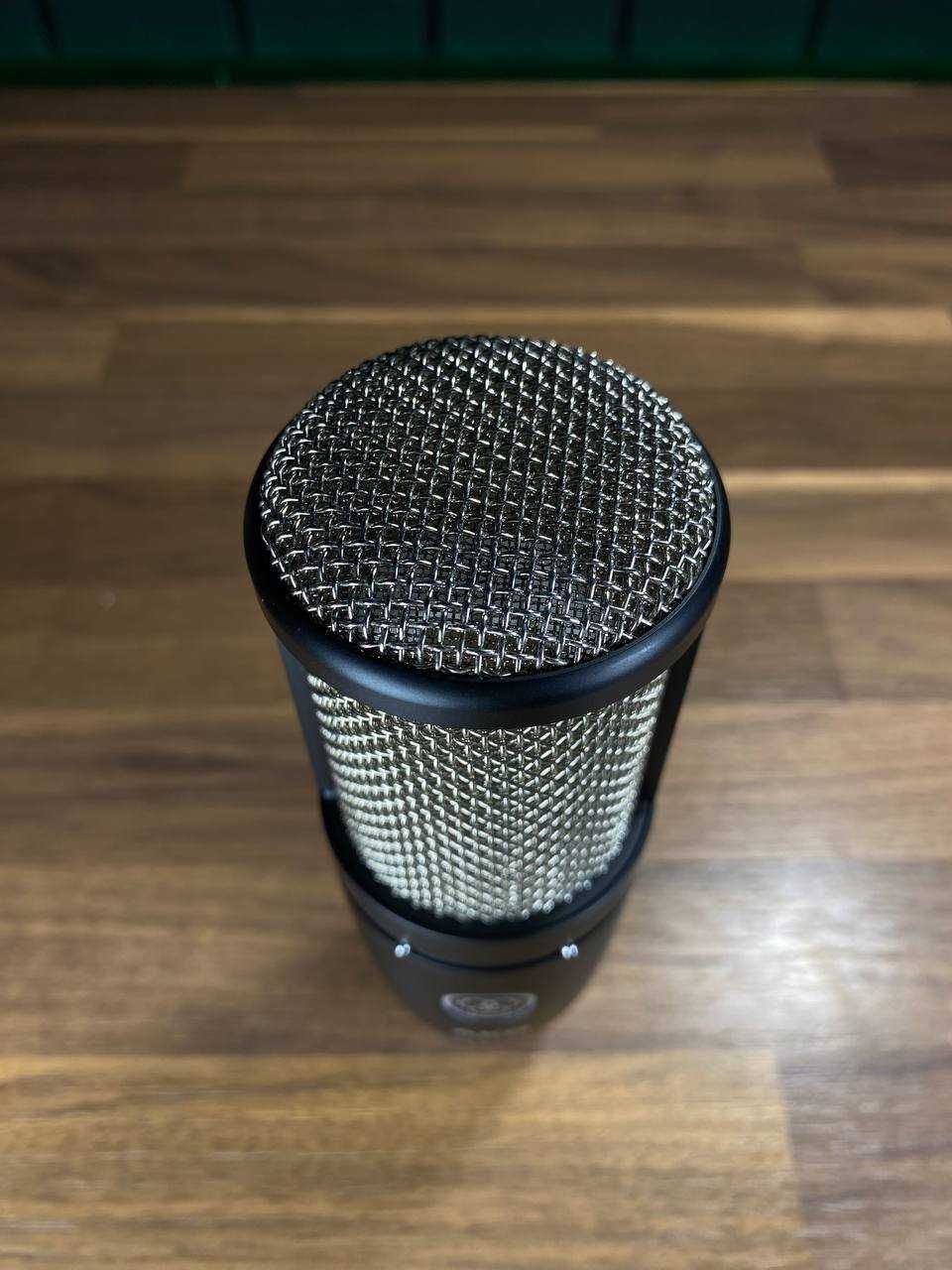 AKG Perception P220