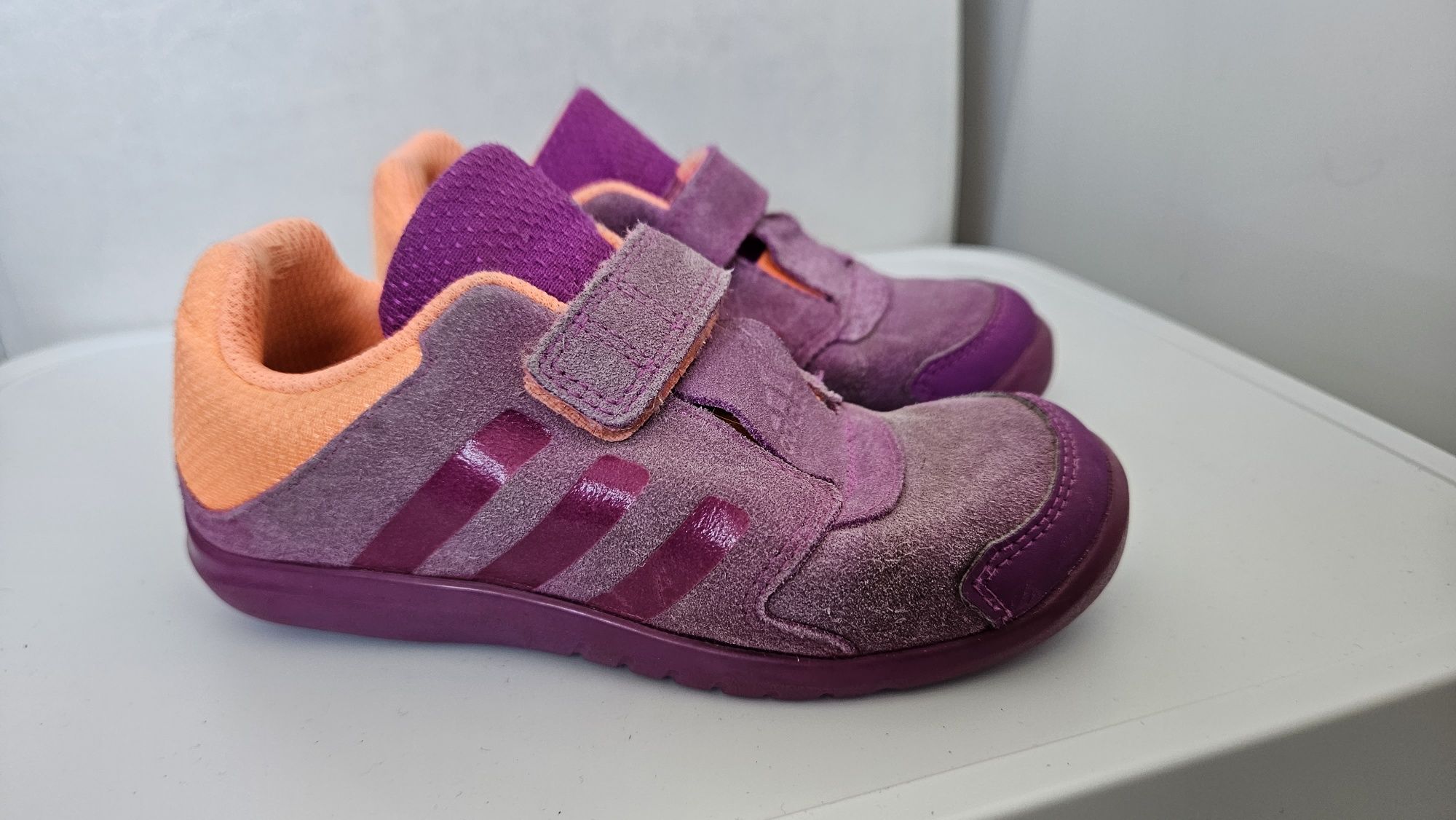 Buty sportowe Adidas rozmiar 27, na plac zabaw, do piaskownicy